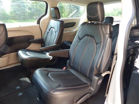 Used 2024 Chrysler Pacifica Touring-L FWD image 27