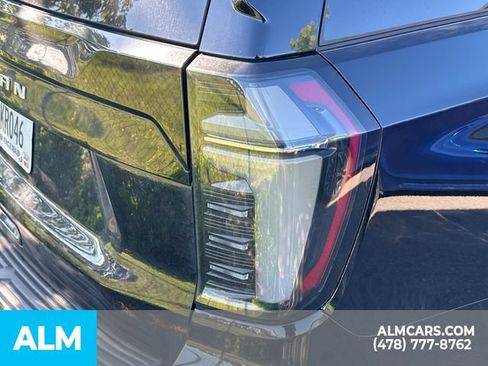 Used 2025 Chevrolet Suburban High Country AWD/4WD image 12