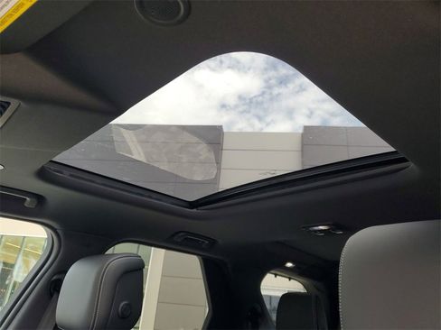 New 2025 Land Rover Discovery S image 28