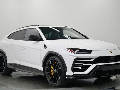 Used 2021 Lamborghini Urus image 3