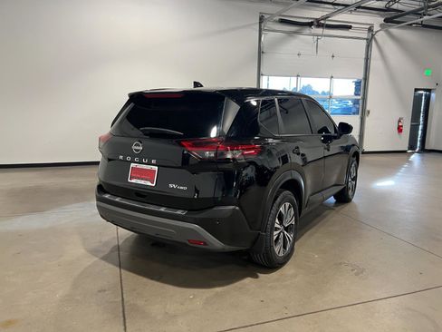Used 2023 Nissan Rogue SV image 3