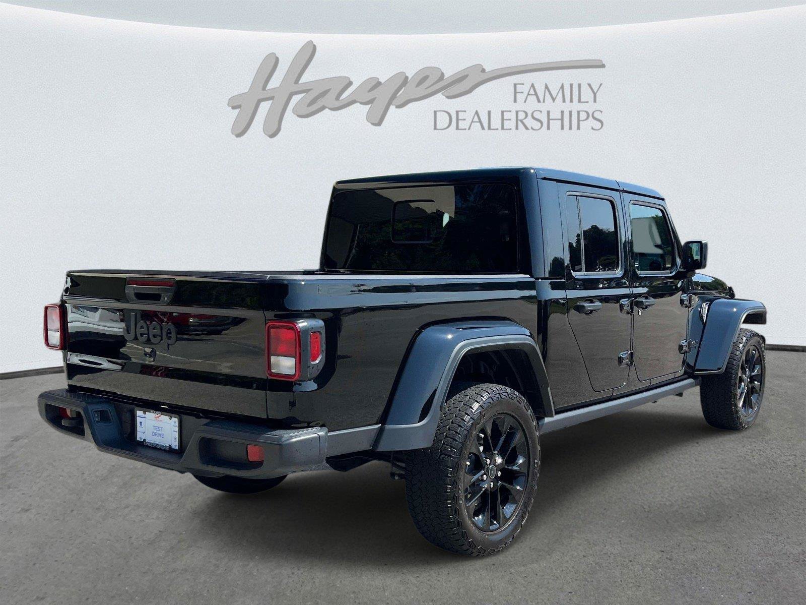 Used 2025 Jeep Gladiator Sport AWD/4WD image 3