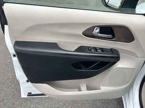 Used 2022 Chrysler Voyager LX FWD image 28