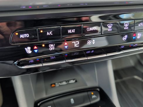 Used 2023 Chevrolet Bolt EUV Premier w/ Sun & Sound Package FWD image 24