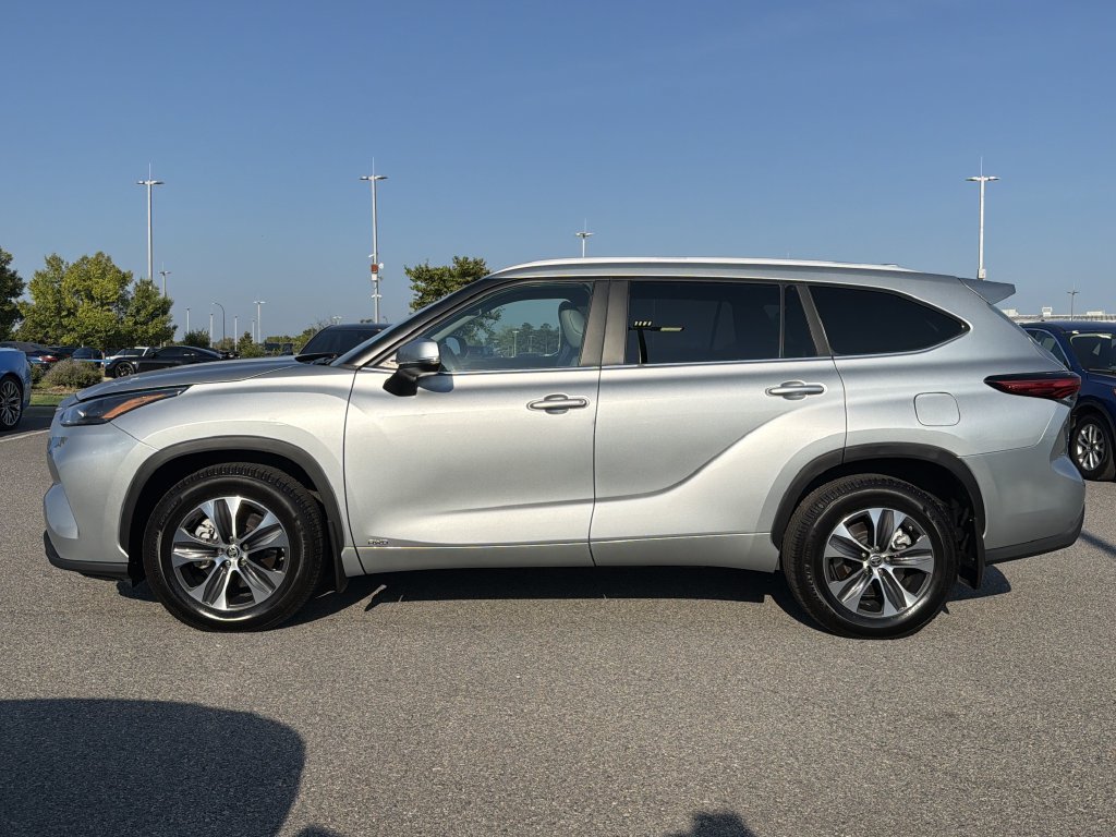 Used 2023 Toyota Highlander XLE AWD/4WD image 2
