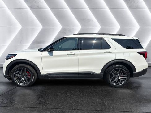 Used 2025 Ford Explorer ST RWD image 4