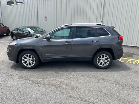 Used 2017 Jeep Cherokee Latitude w/ Safety/Convenience Group AWD/4WD image 2