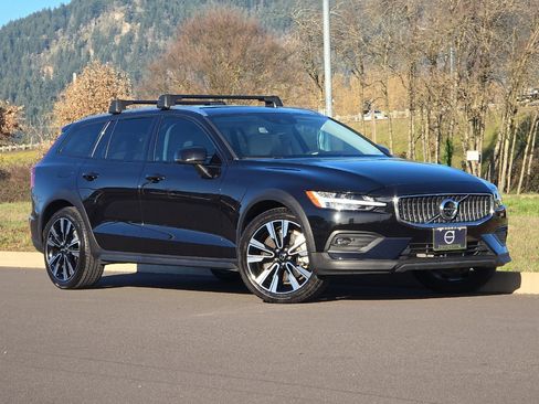 Used 2022 Volvo V60 T5 Cross Country w/ Advanced Package image 1