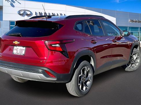 Used 2025 Chevrolet Trax LT image 2