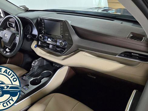 Used 2021 Toyota Highlander XLE image 43