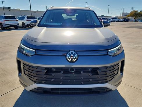 New 2025 Volkswagen Tiguan SE image 9