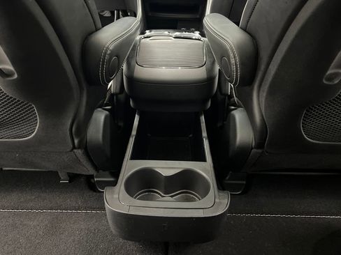 Used 2025 Chrysler Pacifica Limited image 30