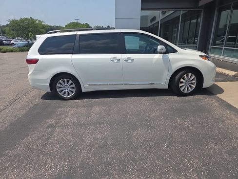 Used 2017 Toyota Sienna Limited Premium FWD image 23