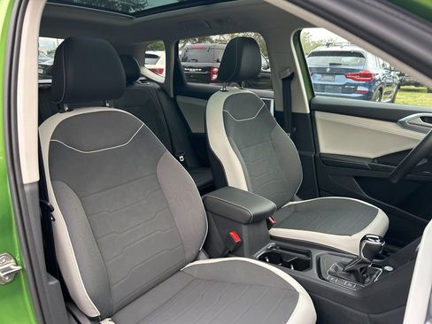 Certified 2025 Volkswagen Taos SE w/ Panoramic Sunroof Package image 45