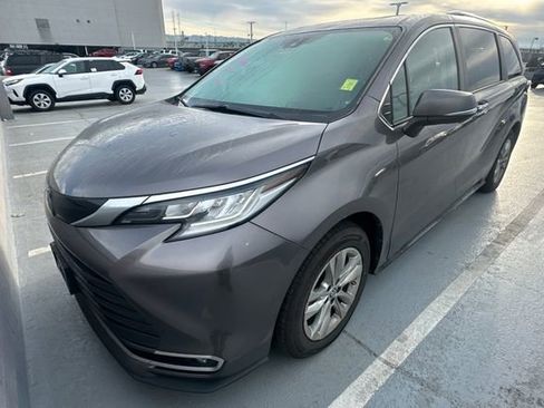 Used 2023 Toyota Sienna Limited image 2