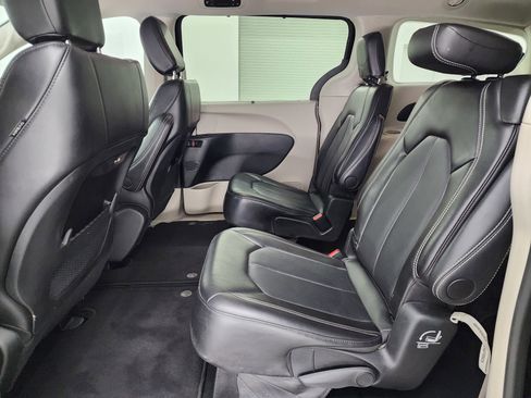 Used 2024 Chrysler Pacifica Touring-L image 9