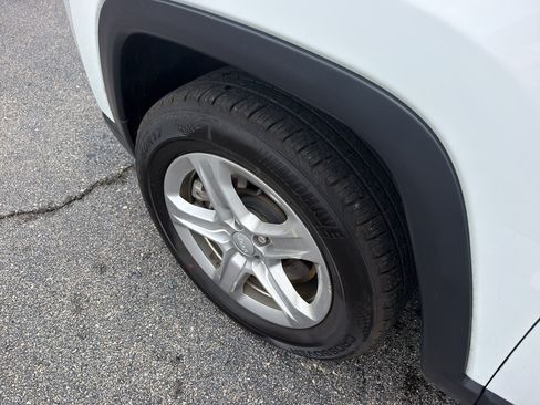 Used 2024 Jeep Compass Latitude AWD/4WD image 7