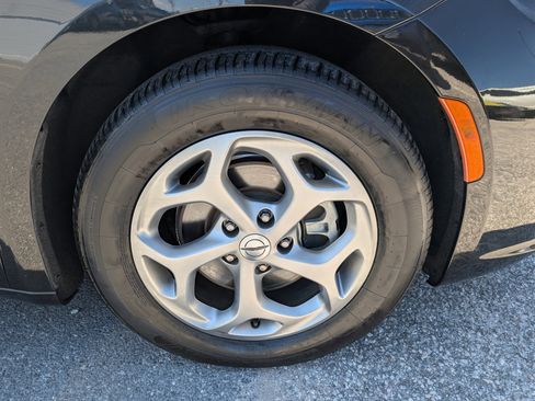 Used 2023 Chrysler Pacifica Limited image 9