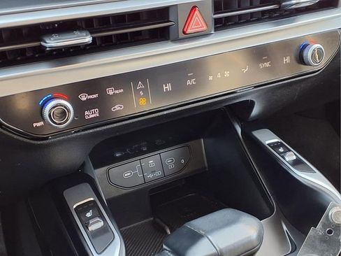 Used 2024 Kia Sorento S image 12