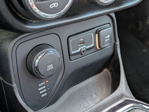 Used 2016 Jeep Renegade Latitude image 19