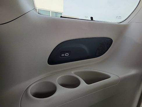 Used 2023 Chrysler Pacifica Limited FWD image 17