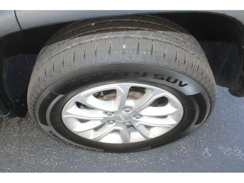 Used 2022 Jeep Grand Cherokee Laredo X image 9