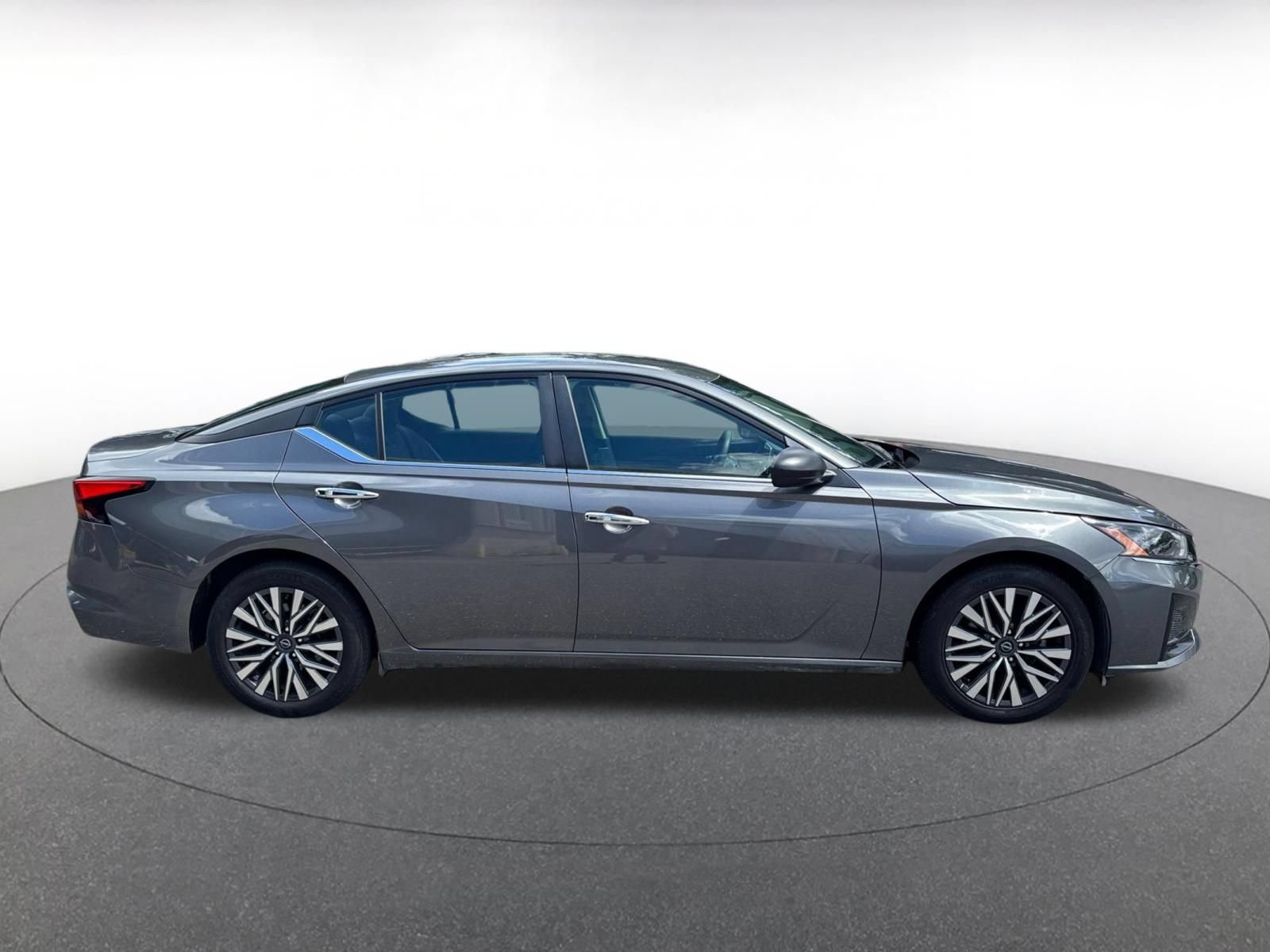 Used 2025 Nissan Altima 2.5 SV FWD image 14