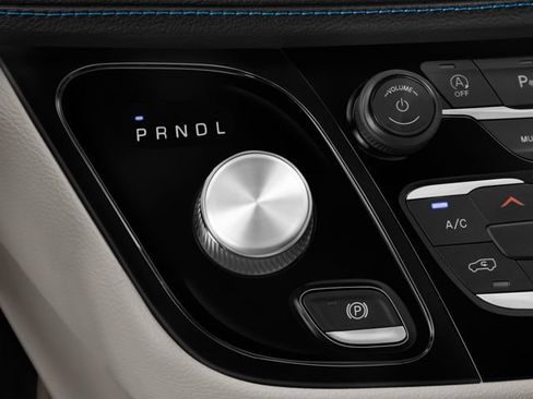 Used 2024 Chrysler Pacifica Touring-L FWD image 9