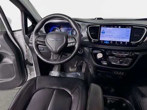Used 2021 Chrysler Pacifica Touring-L w/ Uconnect Theater Family Group FWD image 22