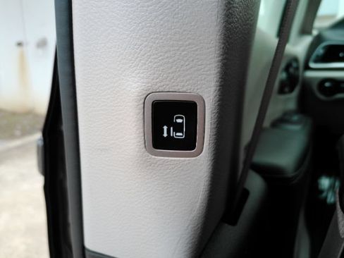 Used 2023 Chrysler Pacifica Touring-L FWD image 34