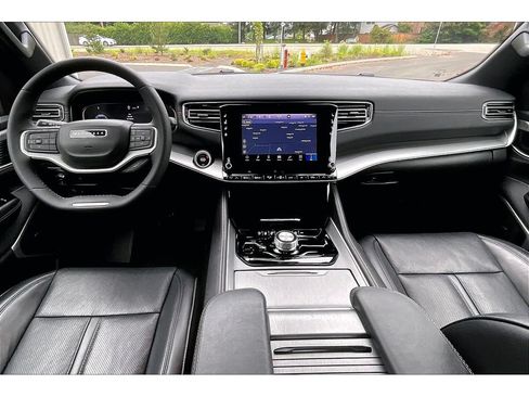 Used 2025 Jeep Wagoneer 4WD image 15