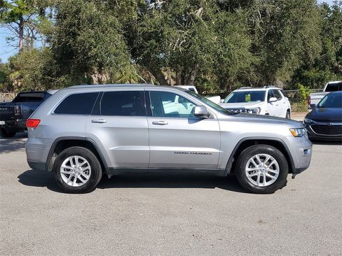 Used 2017 Jeep Grand Cherokee Laredo w/ Quick Order Package 2BE image 3
