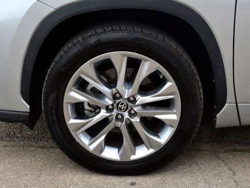 Used 2023 Toyota Highlander Limited FWD image 6