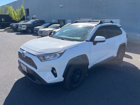 Used 2020 Toyota RAV4 XLE w/ Convenience Package image 3