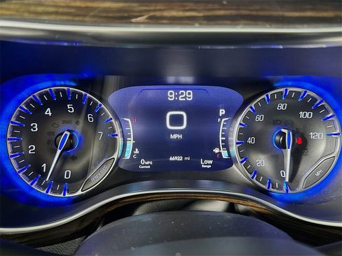 Used 2022 Chrysler Pacifica Limited image 26