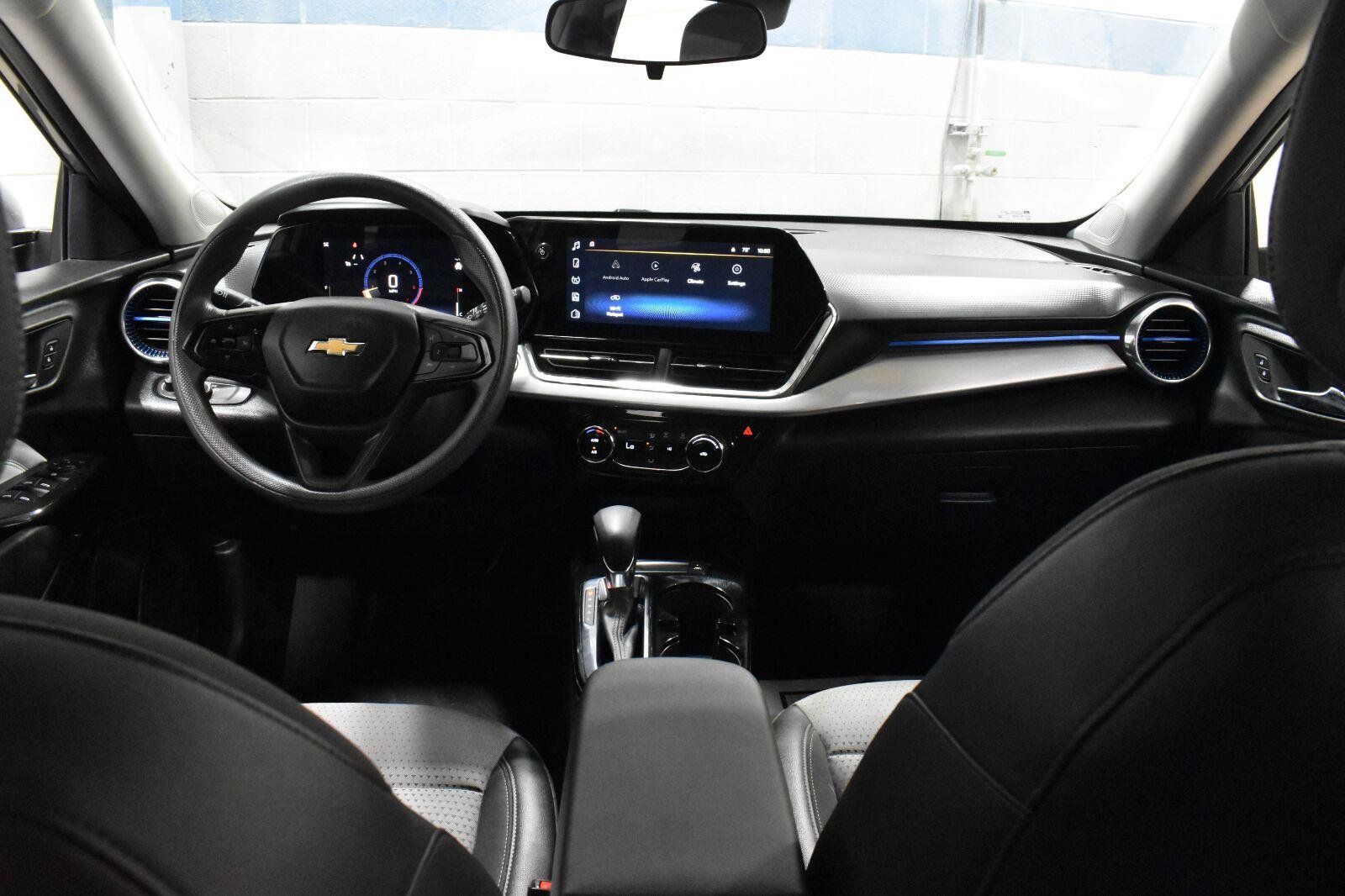 Used 2025 Chevrolet Trax LT FWD image 5