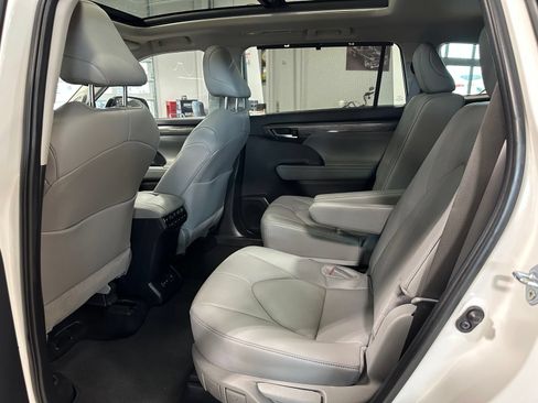 Used 2024 Toyota Highlander Platinum AWD/4WD image 37