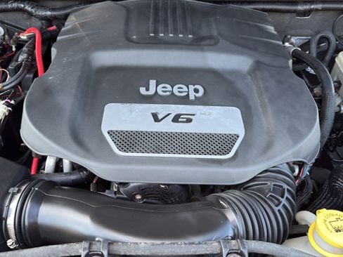 Used 2014 Jeep Wrangler Unlimited Sahara w/ Dual Top Group AWD/4WD image 30