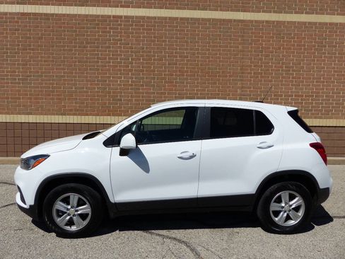 Used 2022 Chevrolet Trax LS w/ Tint and Cruise Package image 5