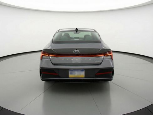 Used 2025 Hyundai Elantra Limited FWD image 7