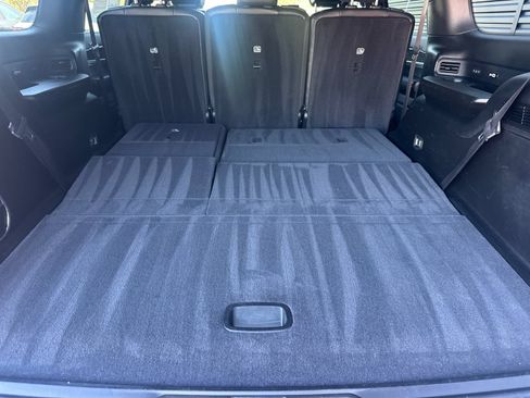 Used 2023 Jeep Wagoneer Series III w/ Preferred Equipment Group AWD/4WD image 16