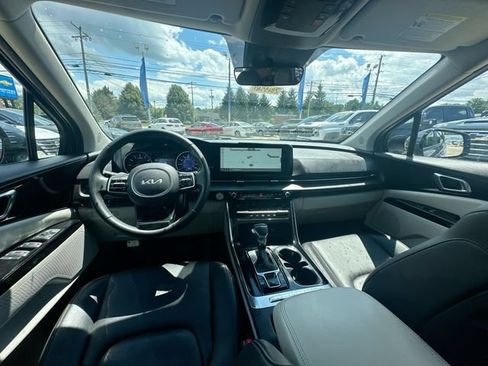 Used 2024 Kia Carnival EX FWD image 22