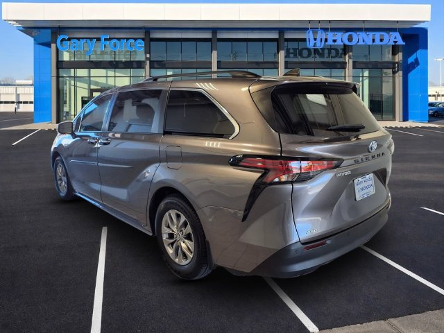 Used 2022 Toyota Sienna XLE AWD/4WD image 3