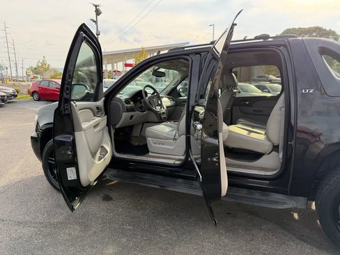 Used 2011 Chevrolet Avalanche LTZ image 19