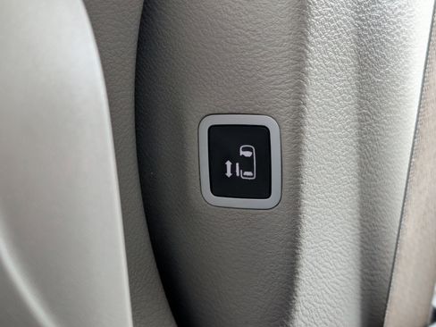 Used 2018 Chrysler Pacifica Touring-L image 44