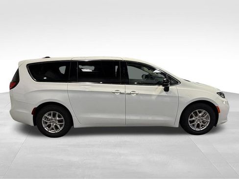 Used 2024 Chrysler Pacifica Touring-L FWD image 4