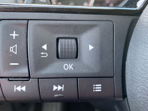 Used 2023 Nissan Pathfinder SL AWD/4WD image 28