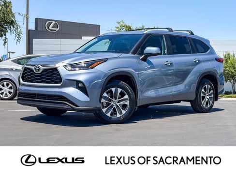 Used 2023 Toyota Highlander XLE AWD/4WD image 1