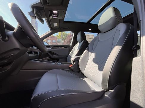 New 2025 Volkswagen Tiguan SE R-Line image 10