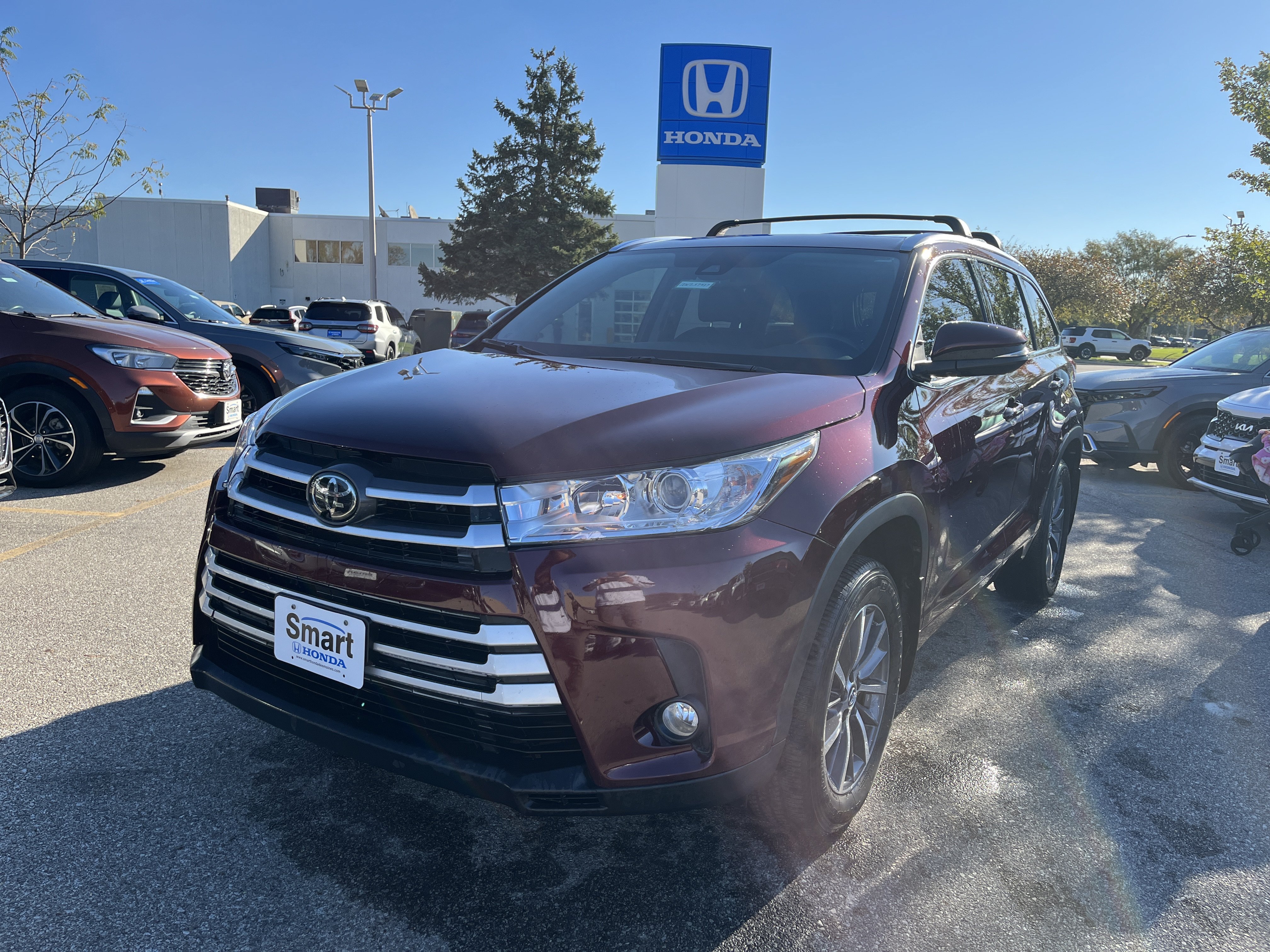 Used 2018 Toyota Highlander XLE FWD image 1